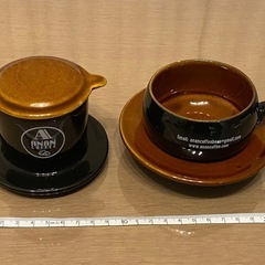 ベトナムコーヒー用のフィンとコーヒーカップの画像
