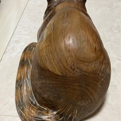 タヌキ（アライグマ？）木彫りの置物　大きいです。 サイズ　幅27 長さ47 高さ20cmの画像