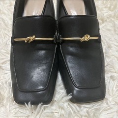 CHARLES & KEITH 黒ローファー ゴールド装飾の画像