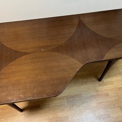 グランドピアノ型ダイニングテーブル