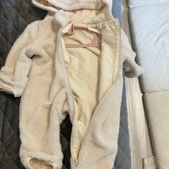 赤ちゃんの耳付きのジャンプスーツの画像