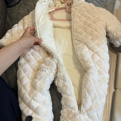赤ちゃんの耳付きのジャンプスーツの画像