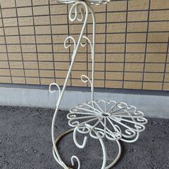 プランタースタンド　　花台　スチール製　アイアン 白　2段　おしゃれ フラワーラック　ガーデニング 棚 アンティーク 鉢スタンド ホワイトの画像