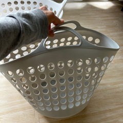 洗濯物かご/ランドリーバスケット(白/グレー)の画像