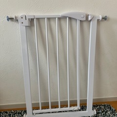 カトージ ベビーセーフティオートゲート スリムM ホワイト 67-75cm 63923の画像