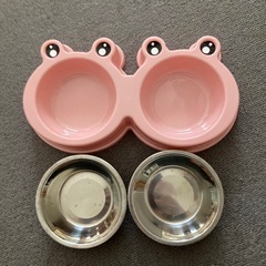 ペット用ご飯と水入れの画像