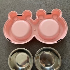 ペット用ご飯と水入れの画像