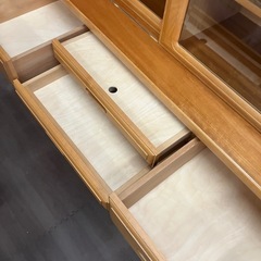 J122⭐️　キッチン収納家具　コンセント口付きの画像