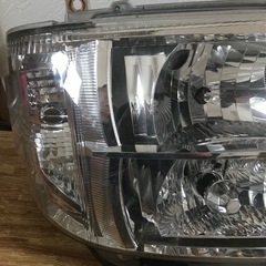 ハイエース純正ヘッドライトの画像