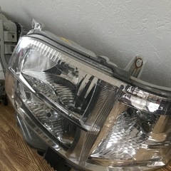 ハイエース純正ヘッドライトの画像