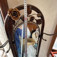 帽子、コート掛け、傘立てのついたアイアン製ミラー
の画像