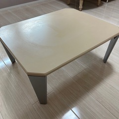 折りたたみ式テーブルと折りたたみパイプ椅子