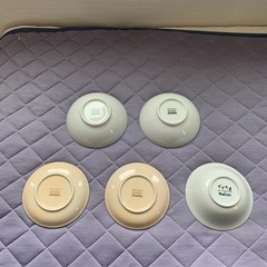 リラックマの可愛い小皿4枚セットと ぐてたまの皿1枚の画像