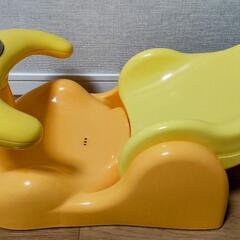 アップリカバスチェアとオムツポットの画像