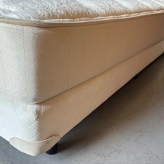 IDC大塚家具 REGALIA レガリア キングスダウン INSIGNIA インシグニア クイーンロングベッド Made in Usa Used/美品の画像