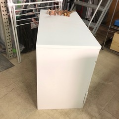 白いチェストの画像