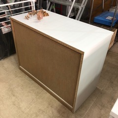 白いチェストの画像