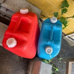 ポリタンク二つ