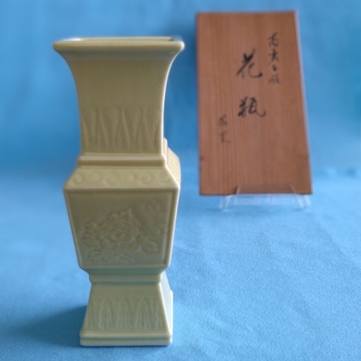 【未使用品】花瓶 【箱には高麗白磁と書いてありますがわかりません】
