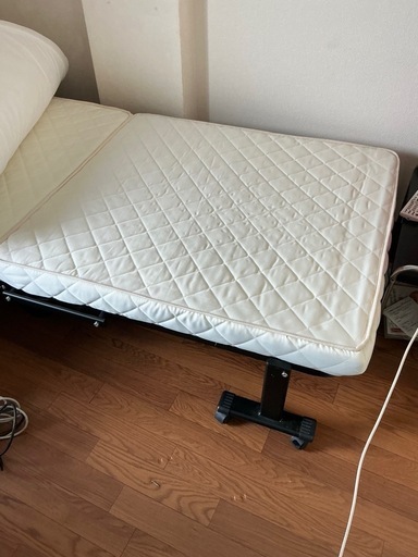 マットレス付きの折りたたみベッド