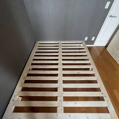 クイーンサイズのダブルマットレスとベッドフレーム、新品同様の画像