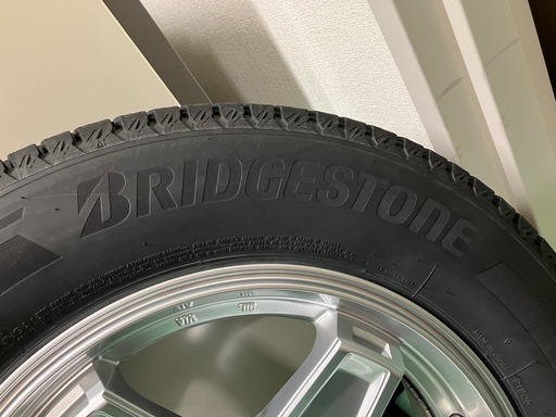 スタッドレスタイヤ　ブリヂストン　ジムニー