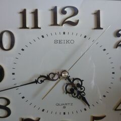お下げ致しました！SEIKO製・掛け時計！クオーツ稼働！木枠製の見やすい掛け時計です。の画像