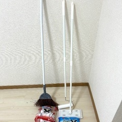 コロコロ(替あり)、激落ちくん、ホウキ、モップ(シートあり)0円...