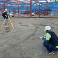 ▼正社員：墨出し・建築測量の現場作業員【未経験OK】▼ 力仕事＆残業ほぼなし！ 社員同士の仲がいい◎幅広い年齢層と個性豊かなメンバー達！ 今の仕事に悩んでるなら、器の広い社長のとこに相談おいで！の画像