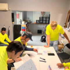 ▼正社員：墨出し・建築測量の現場作業員【未経験OK】▼ 力仕事＆残業ほぼなし！ 社員同士の仲がいい◎幅広い年齢層と個性豊かなメンバー達！ 今の仕事に悩んでるなら、器の広い社長のとこに相談おいで！の画像