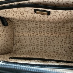 guessトートバッグの画像