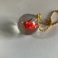 赤い折り鶴 レジンチャーム 金色チェーン