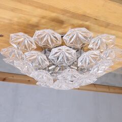 yamagiwa(ヤマギワ)SNOW CRYSTAL(スノークリスタル)シャンデリアです。雪の結晶を想起させる、7角形のクリスタルビーズを贅沢にあしらったエレガントな天井照明。の画像