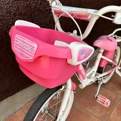 女の子　自転車　補助輪付き
の画像