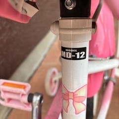女の子　自転車　補助輪付き
の画像