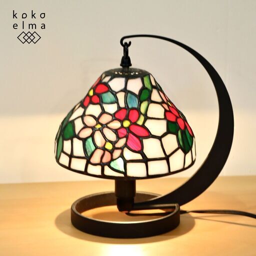 アンティーク調の吊り下げ型 ステンドグラスランプです。可憐なお花がモチーフになった幻想的な卓上ライトはリビングや寝室のリラックスタイムにぴったり♪灯りをつけなくてもお部屋を華やかな空間に。