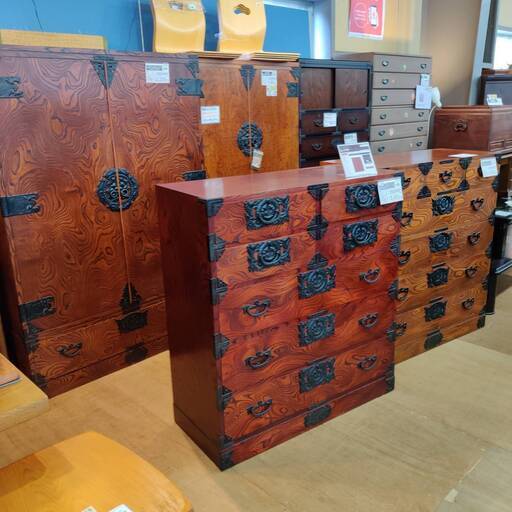 【愛品倶楽部柏店】岩谷堂箪笥 5段7杯整理箪笥(上2段ニッ割) 鍵×2本付属 拭き漆塗り 南部鉄器金具 羽牡丹 通常色