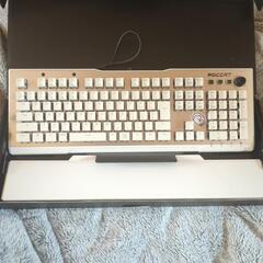 ホワイトゲーミングキーボードの画像