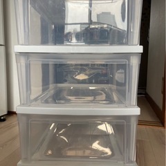 2つのプラスチックキャビネット
