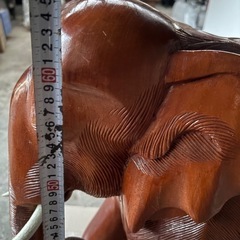 木彫りのゾウの画像