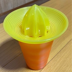 タッパーウェア　タンブラーとフルーツ搾り器 の画像