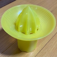 タッパーウェア　タンブラーとフルーツ搾り器 の画像