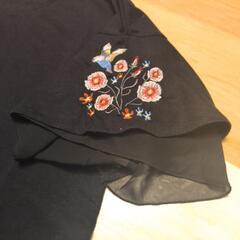 刺繍とフリル袖のTシャツ　Мサイズの画像