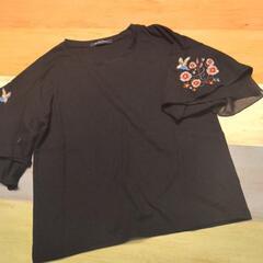 刺繍とフリル袖のTシャツ　Мサイズ