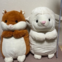 羊とハムスターのぬいぐるみの画像