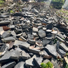 屋根瓦1枚から欲しい方どうぞ。瓦チップ、花壇などにいかがですか？の画像
