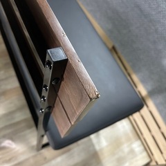木製と金属製ベンチの画像