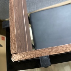 木製と金属製ベンチの画像