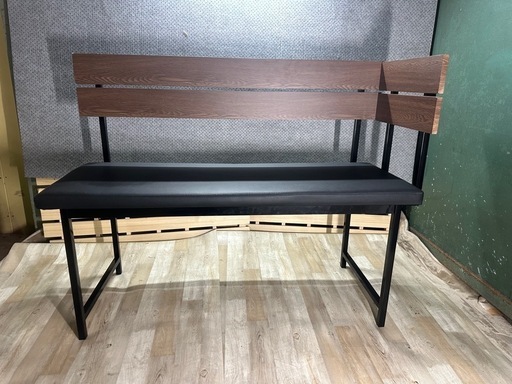 木製と金属製ベンチ