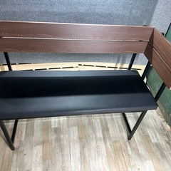 木製と金属製ベンチの画像